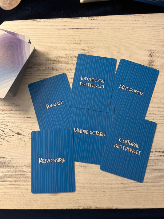 The differences between oracle and Tarot cards